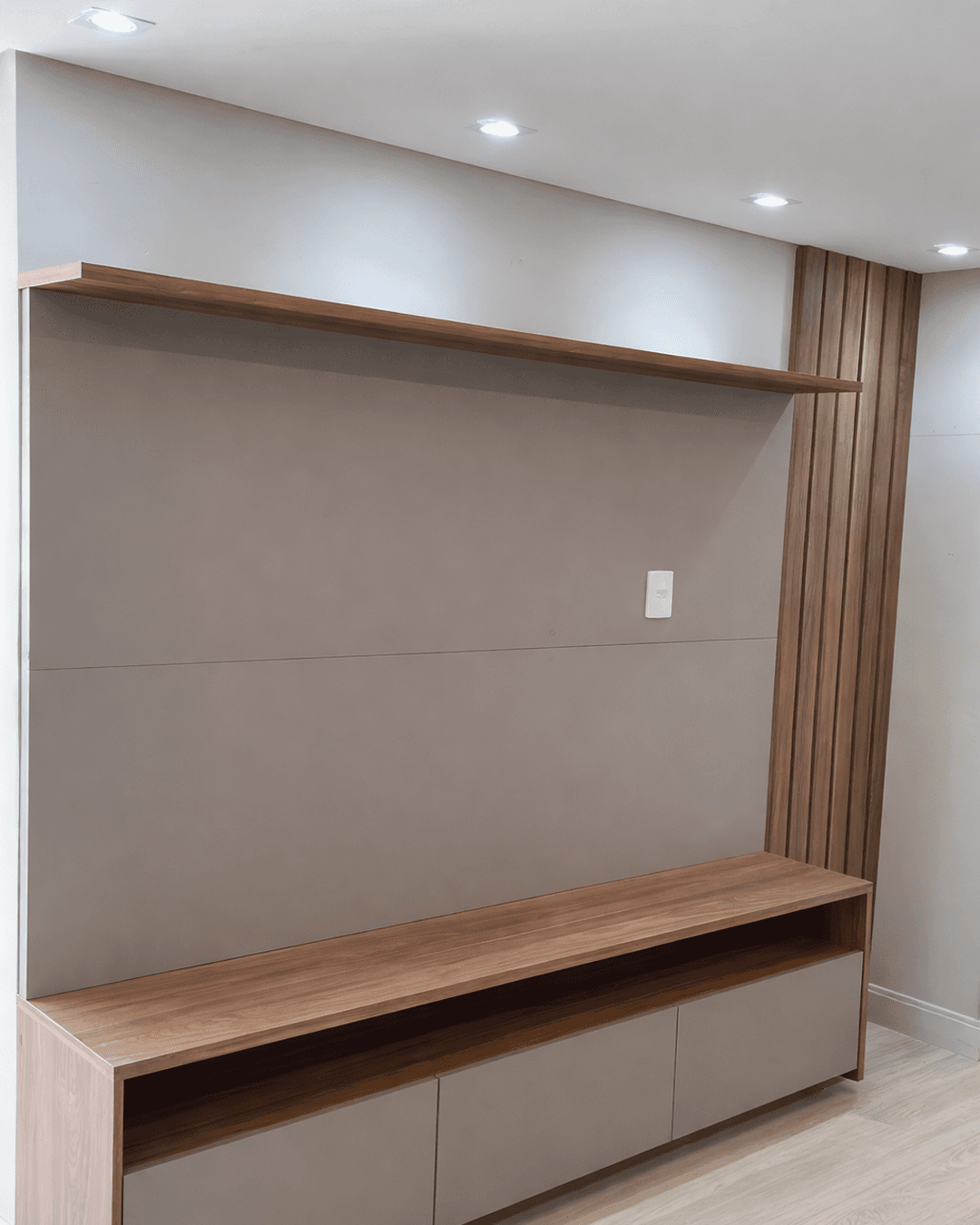 Painel de TV com Ripado em Madeira