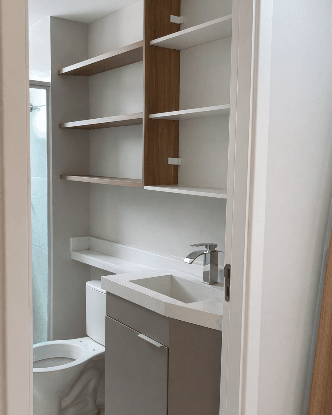 Banheiro com Prateleiras e Gabinete Planejado