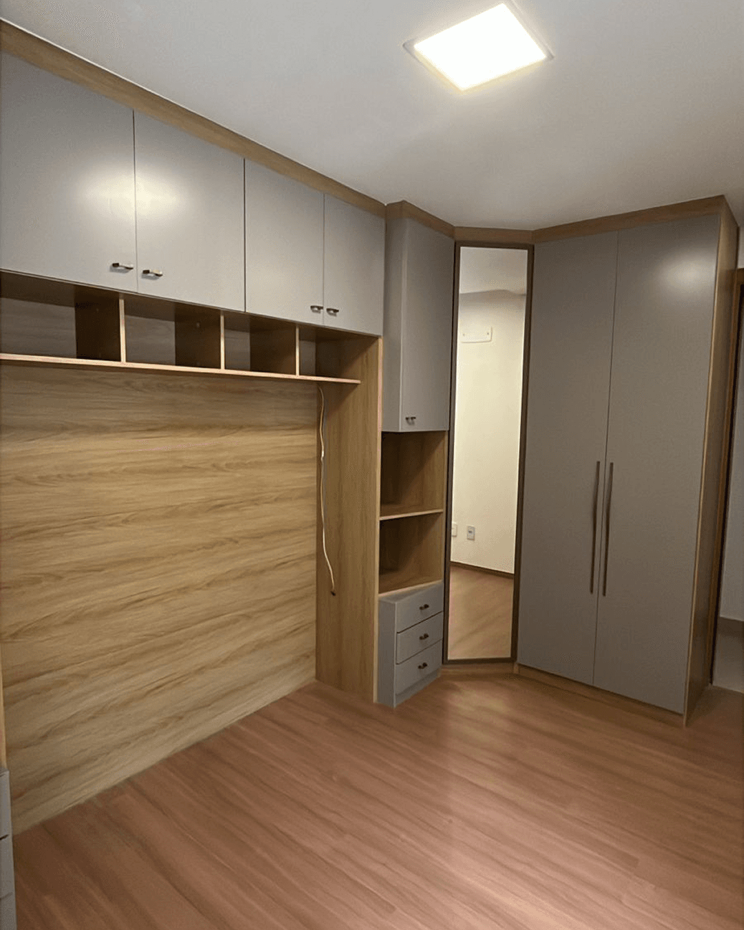 Quarto com Guarda-Roupa em L e Espelho