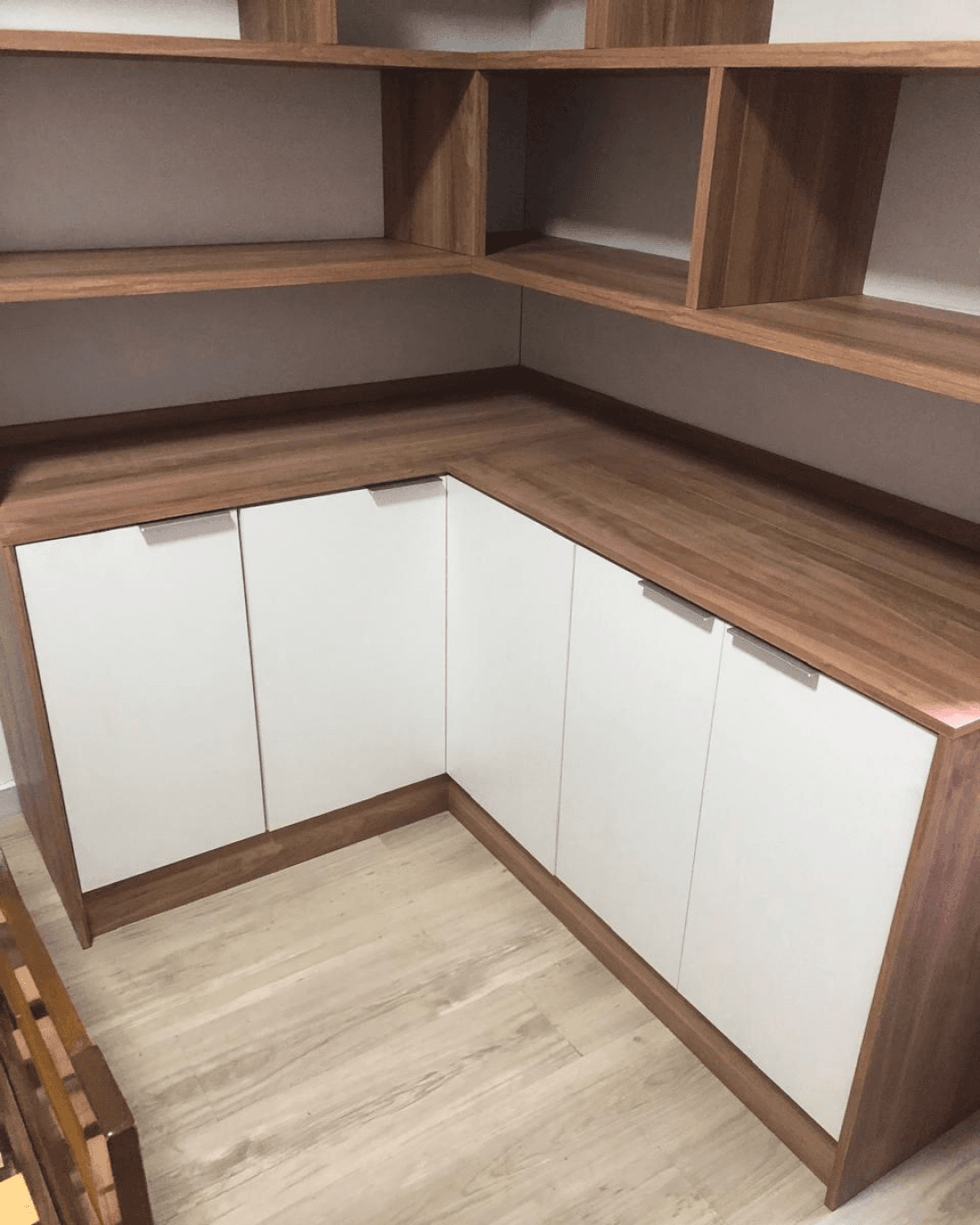 Escritório Planejado com Estante em Nichos