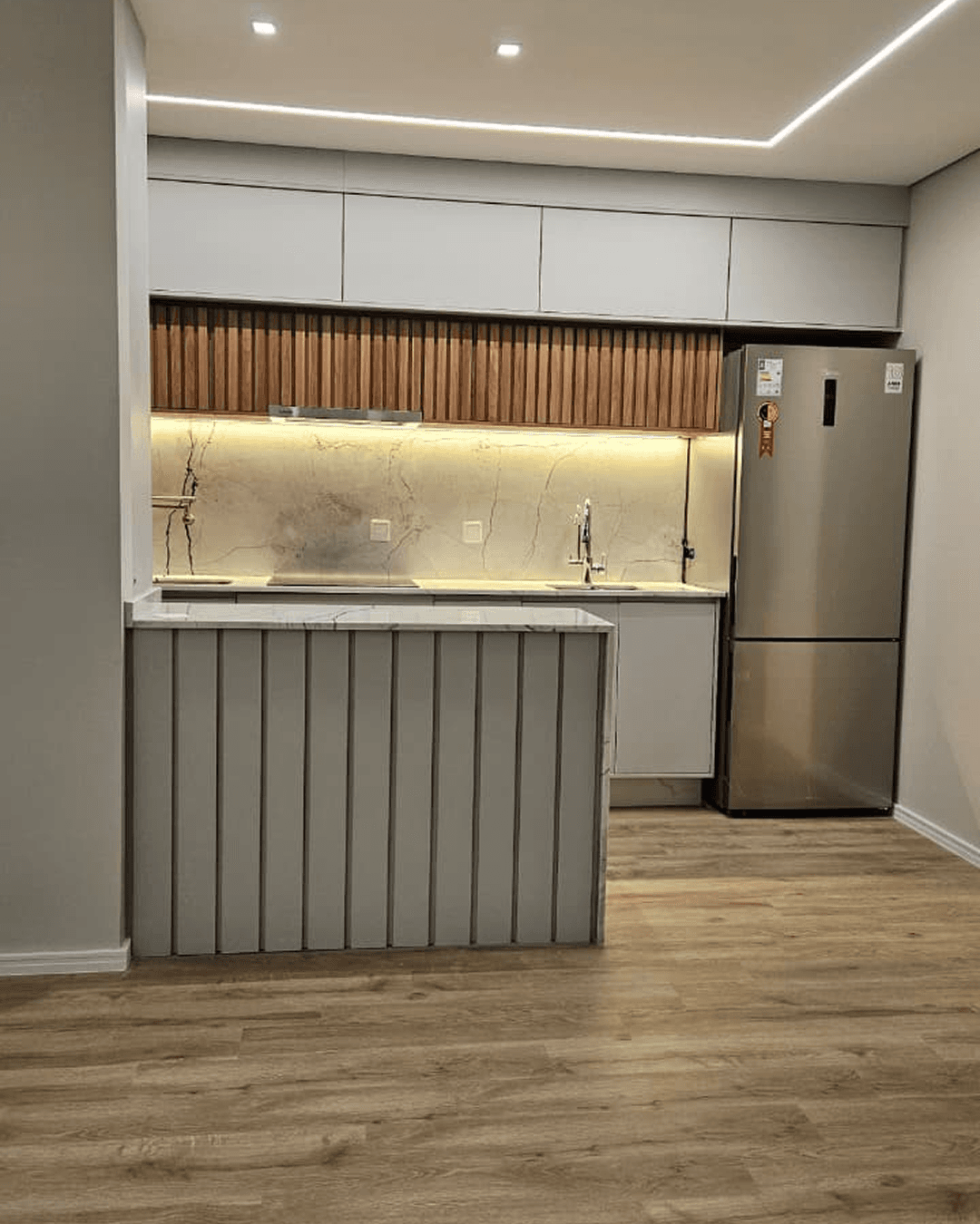 Cozinha com Ilha e Revestimento em Mármore