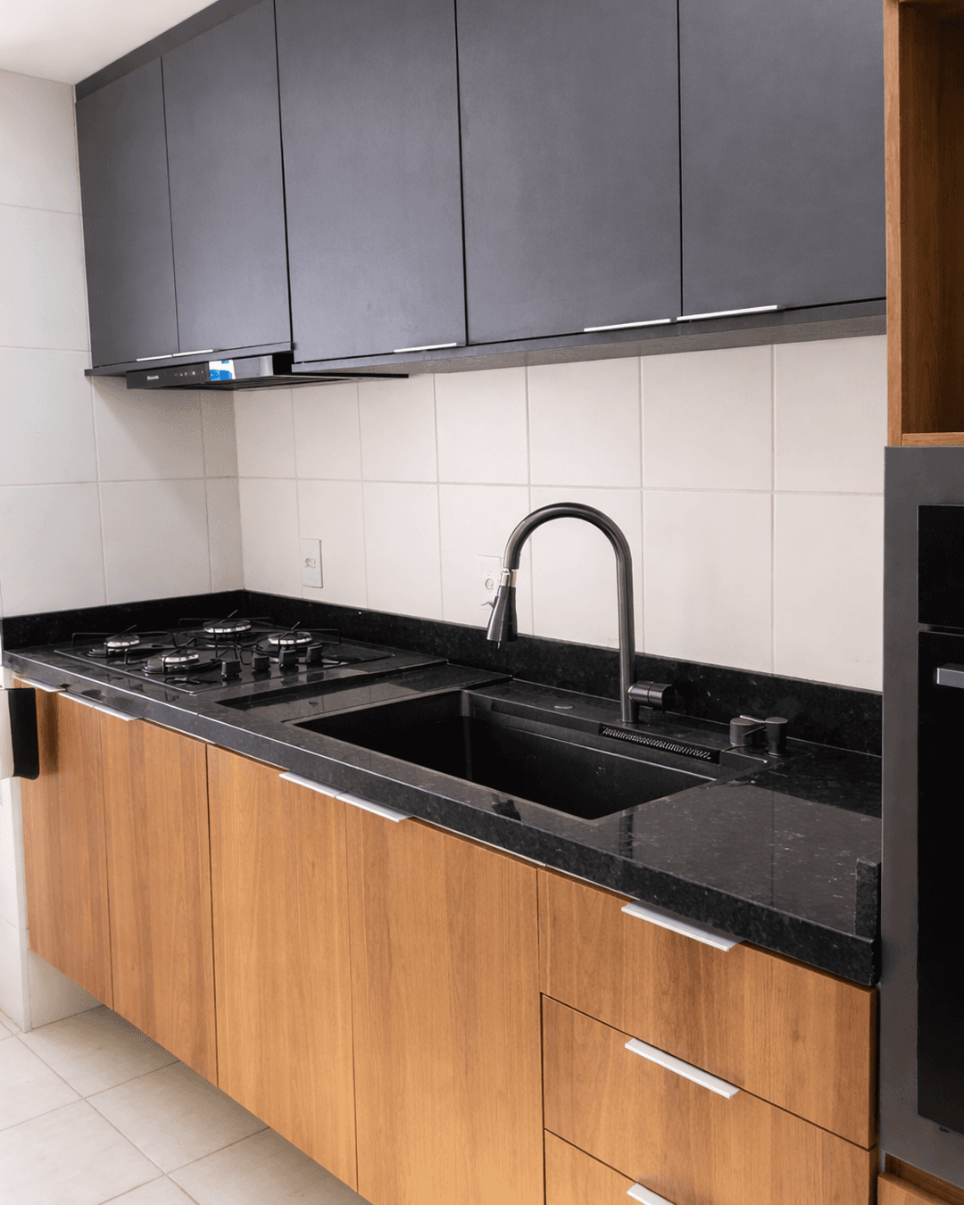 Cozinha Bicolor com Bancada em Granito Preto