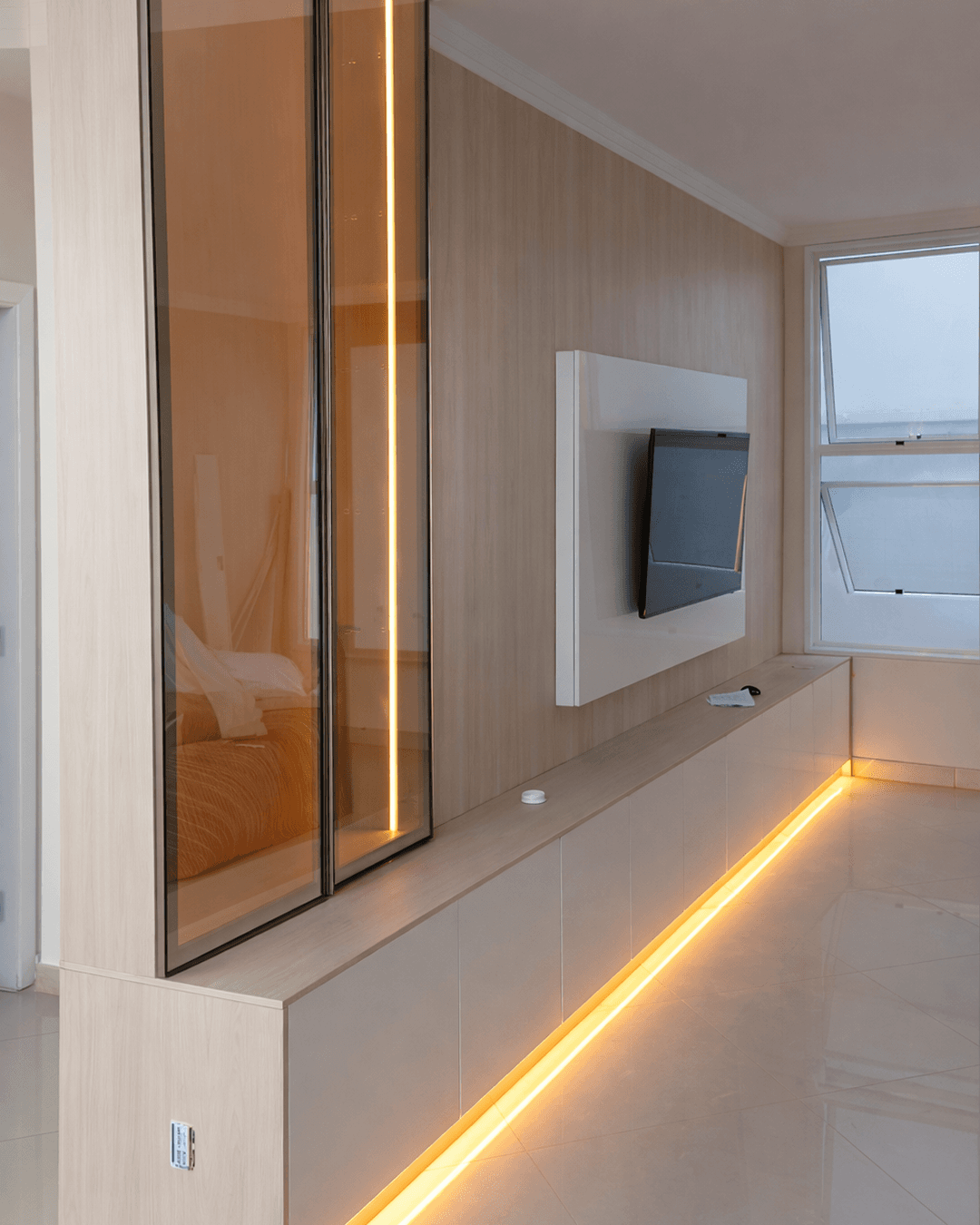 Sala com Painel de TV e Iluminação em LED