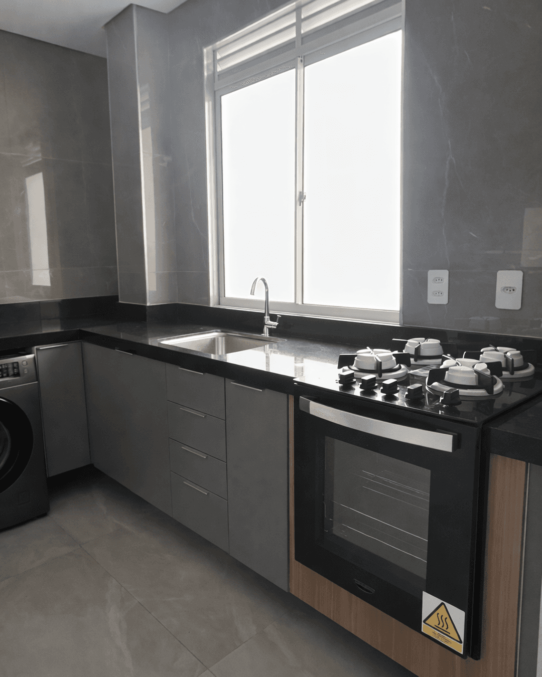 Apartamento com Cozinha em Cinza e Dormitório Planejado