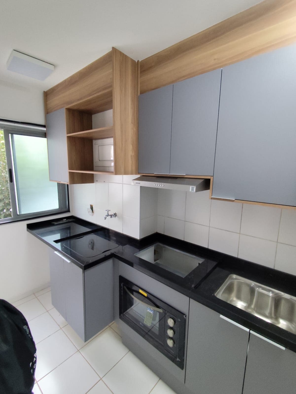 Cozinha em Cinza com Bancada em Granito Preto