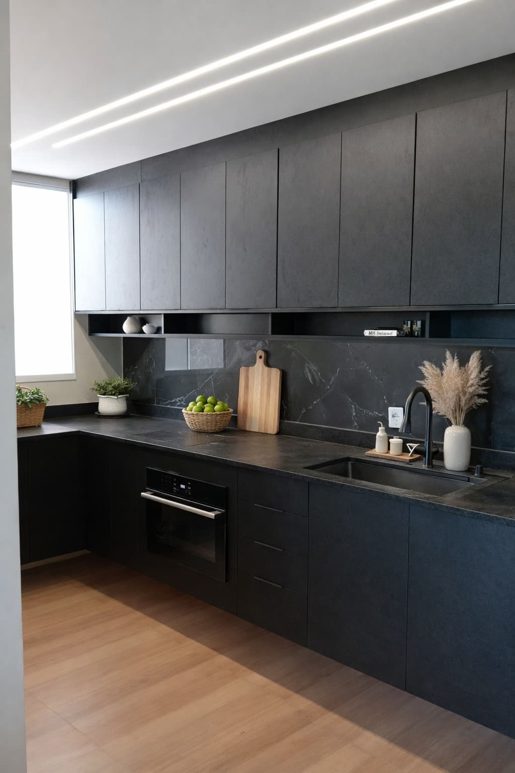 Cozinha Premium em Tons Escuros com LED